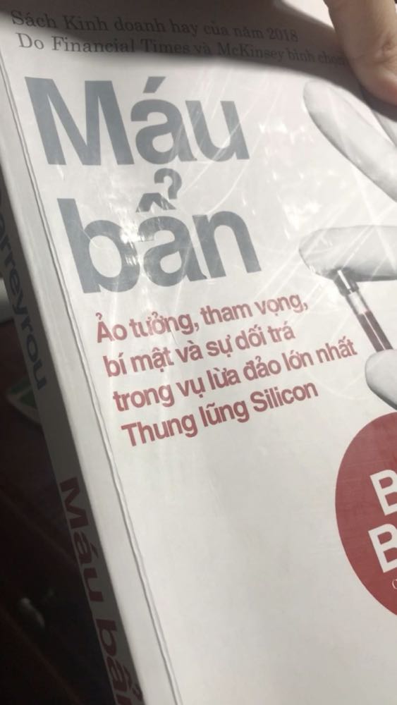 - Bìa sách mới nhận được thì cảm giác y như sách cũ, không chỉ bụi dính bề mặt không, mà mấy vết bám chặt như là để lâu ngày ở cửa sổ rồi bị bám bụi ấy ạ. Trong hình là sách khi đã dùng khen ướt lau và cầm đọc 2 tiếng ạ.
- Đế sách thì ngả vàng đậm, có mấy vết lấm lem đen nữa nhưng mình đã dùng khen ướt lau rồi.
- khoảng 40 trang đầu có lằn 1 đường dài như nếp gấp. 
- 40 trang đầu đọc khá cuốn.
- Shipper giao nhanh và thân thiện.
- Lần đầu trải nghiệm mua sách ở Tiki mà mình thất vọng hơn Sọp pi nữa huhu.
- Ở trang này mình có chụp một dòng mà có 2 chữ "với" sát nhau, không biết do mình chưa cập nhật kiến thức này hay là do in nhầm ạ, để mình tìm hiểu rồi lên chỉnh sửa sau. 
*Cảm quan không mấy hài lòng nhưng được cái giao hàng nhanh gỡ gạt!
