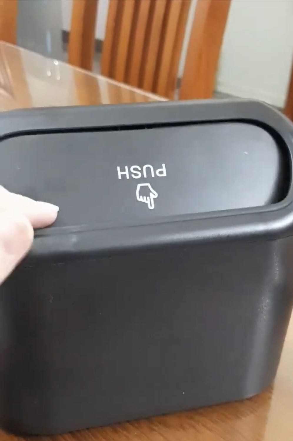 Sản phẩm đúng như mô tả shop đóng gói rất kĩ. Rất tiện dụng. Kích thước gọn gàng phù hợp để trong xe. Chất liệu làm bằng nhựa abs dày dặn độ hoàn thiện cao không có mavia khuôn đúc. Cho shop 5 sao