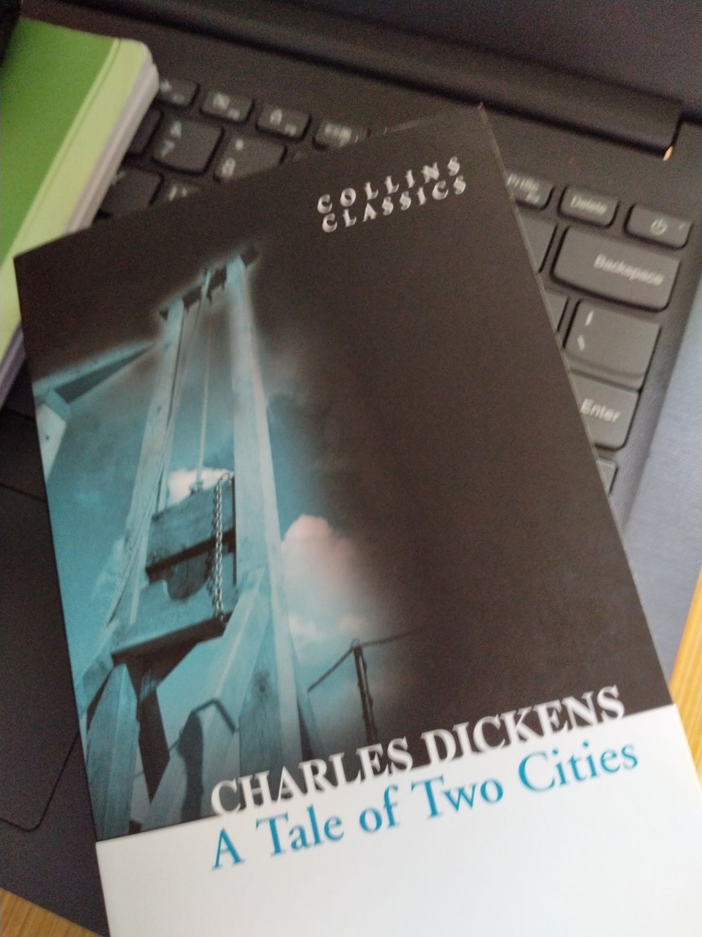 sách đẹp, có điều lúc mua vội quá không để ý nên không biết nó là bản tiếng Anh T_T