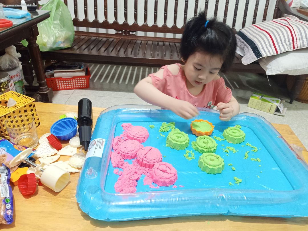 Cát tơi xốp, không dính tay. Bé nhà mình chơi rất thích, nguyên cả tối không muốn đi ngủ, hihi