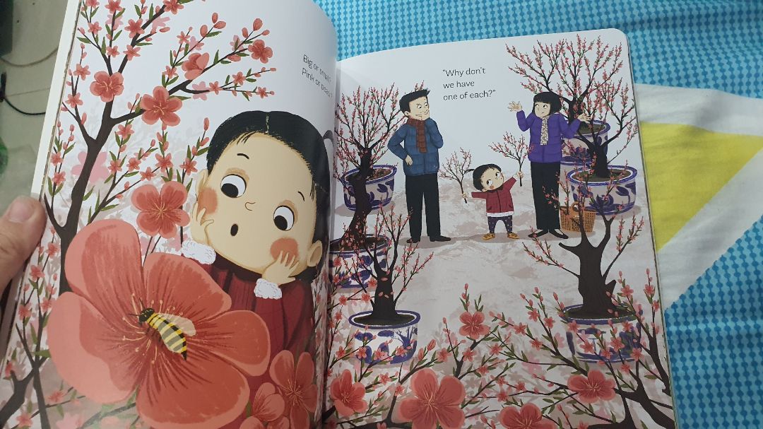 sách thiết kế hình ảnh cực kì bắt mắt và ý nghĩa. tràn ngập thông điệp ngày tết. các ghi chú bằng tiếng Anh. có tặng kèm một tấm sticker hình ảnh Tết. bé nhà mình rất thích.