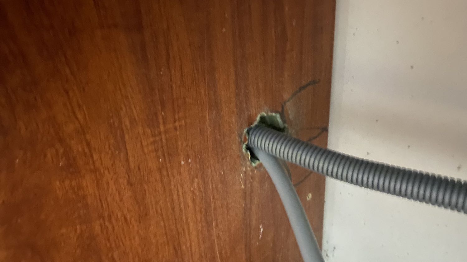 Không hiểu nổi bên này lắp đặt kiểu gì. Mình đã phải trả 170k phí lắp đặt xong người lắp đến báo giá khoan cái lỗ để luồn dây sang giá 100k/ 1 lỗ.
Thôi thì đồng ý lắp nốt cho xong thế mà shop lấy khoan bê tông để đục tung cái tủ bếp nhà mình ra như này. Thật không thể chấp nhận được cách làm ăn như này.