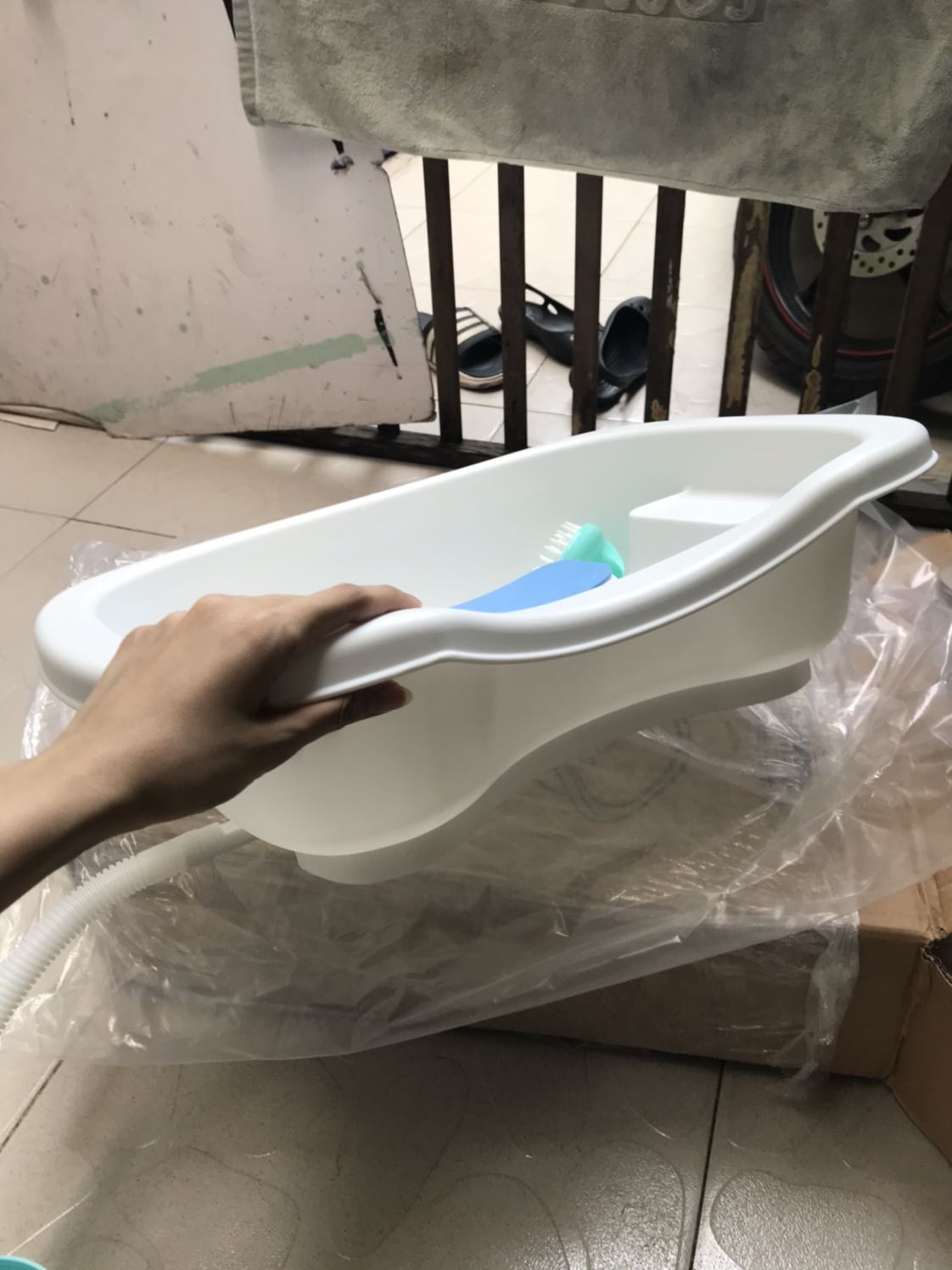 Chậu đẹp, chắc chắn, nằm thử thấy rất dễ chịu, có tặng kèm ca nước và đồ mát xa đầu. 
Lỗ thoát nước có nắp đậy khá chắc, đổ thử nước vào không bị chảy ra ngoài, mở nắp ra thì nước mới chảy.
Chỗ nối ống nước và chậu tương kín, nếu cẩn thận có thể quấn keo lại cho chắc hơn. Thoát nước sẽ hơi chậm tí vì ống hơi nhỏ.
Ban đầu hơi băn khoăn khi lựa chậu này vì thấy giá hơi cao, tuy nhiên mình thấy rất hài lòng về sản phẩm sau khi nhận được.