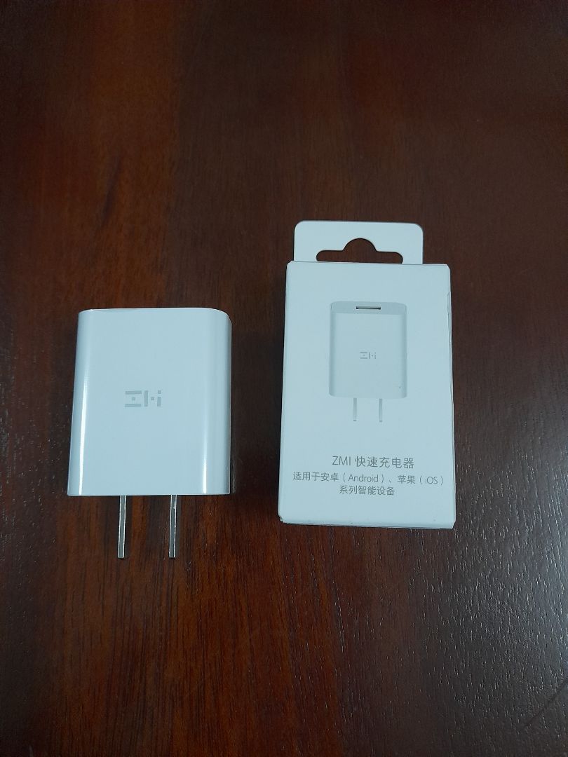 Giao hàng nhanh. Hàng chính hãng nguyên seal, nhưng ko biết tại sạc hay máy mà sạc ko được nhanh lắm.