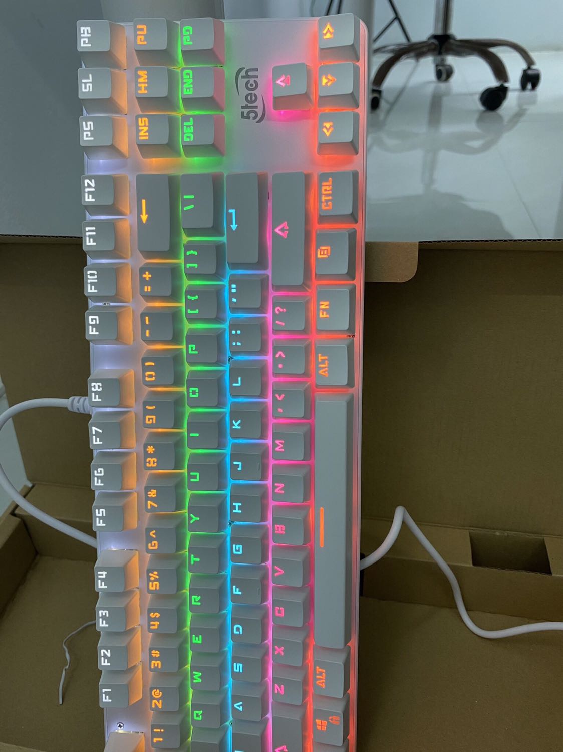 Đúng chuẩn bàn phím cơ luôn nhé, Model Blue Switch tôi rất thích, phím kêu đã tai rất phê. Chơi mất thể loại game Moca hay Liên minh, Moba thì bao phê luôn, k có độ trễ nha, bấm tổ hợp 1 lúc nhiều phím vẫn khá nhạy. 
Kiểu khắc chữ đậm, đèn led đẹp, hiệu ứng thay đổi được nhé. Đúng chuẩn bàn phím cơ luôn nhé, Model Blue Switch tôi rất thích, phím kêu đã tai rất phê. Chơi mất thể loại game Moca hay Liên minh, Moba thì bao phê luôn, k có độ trễ nha, bấm tổ hợp 1 lúc nhiều phím vẫn khá nhạy. 
Kiểu khắc chữ đậm, đèn led đẹp, hiệu ứng thay đổi được nhé.