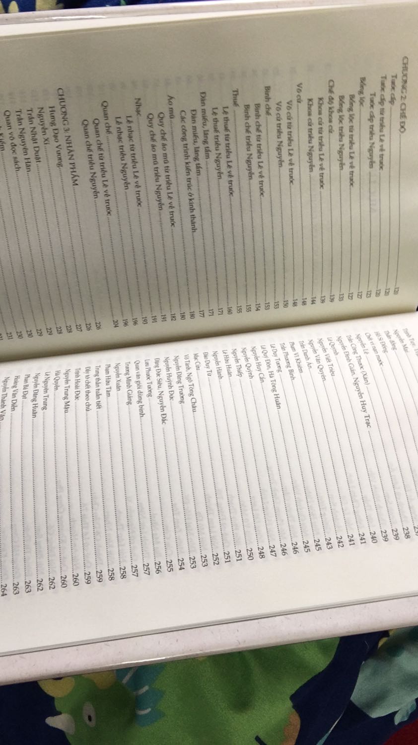Sách dành cho những kẻ thích hiểu biết rộng và có hiểu biết rộng :))) sách nhiều kiến thức lịch sử địa lí mấy câu truyện kì lạ , những cây quả , nhưng là thời xưa , khi tác giả còn sống và từ quan về nhà .
Theo tôi thì cuốn này khó đọc với tôi quá, hầu như nửa cuốn đầu  cần kiến thức địa lí lịch sử thời xưa nhiều . Đọc chẳng hiểu luôn chứ đừng nói nhớ :))) còn về sau mấy chuyện về tạp sự , trưng kì vật loại Vân Vân  thì dễ đọc và lí thú hơn nhiều . Nói chung cũng đánh mua đọc cho biết và lấy làm vui thích với mấy người như tôi .