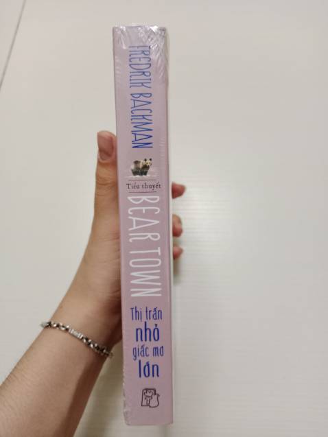 Hàng về nhanh, sách vô cùng đẹp, seal căng bóng, nhưng bị móp hơi nặng góc tập 1, nhưng mua với giá này thì quá ổn rồi, mình thấy nhiều bạn mua sách cũng bị trường hợp như thế này, mình mong các bạn sẽ cải thiện, đây là một tác phẩm mình vô cùng yêu thích, có lẽ sẽ quay lại mua tập 3, cảm ơn và mong bên đội ngũ khắc phục tình trạng này ạ. Vì giá trị của sách không những là nội dung, mà còn là bìa ấn phẩm, dàn trang, bookmark, chất lượng giấy,.. và hơn cả là thái độ và sự tôn trọng của đội ngũ dành cho khách hàng và những người hâm mộ cuốn sách này ạ, Các bạn ấy cũng như mình, cũng hy vọng nhận về một tác phẩm trọn vẹn để trải nghiệm. Nên mình mong đội ngũ sẽ cải thiện vấn đề này hơn.