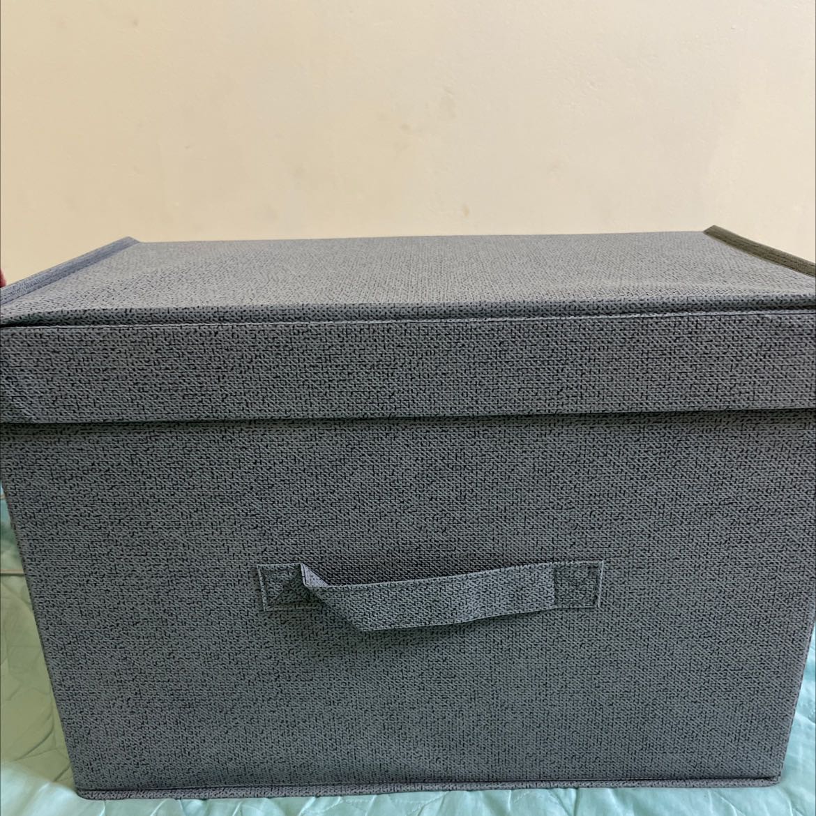 Hộp chắc chắn, chất vải okie. Nên lấy hộp có nắp sẽ xếp chồng được lên nhau, còn hộp k nắp thì sẽ không tận dụng được không gian tủ