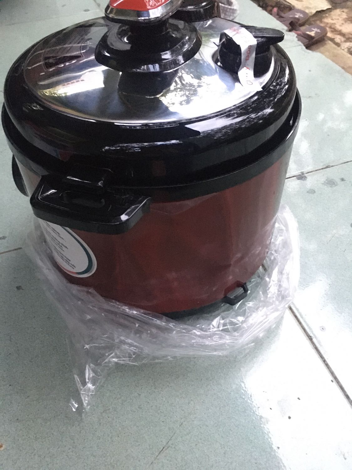 Đã mua Tiki rất nhiều nên ít kiểm tra hàng khi nhận. Nay nhận hàng thấy buồn quá. Ngày 12/11/2019 hẹn giao mà nghe nói người giao hàng bị té nên 2 ngày sau người khác giao hàng. Đề nghị Tiki làm việc với bên vận chuyển đổi hàng gấp cho tôi. Nếu quá 07 ngày tôi không được đổi và nhận được hàng mới thì tôi đề nghị Tiki trả hàng hoàn tiền cho tôi. Cám ơn