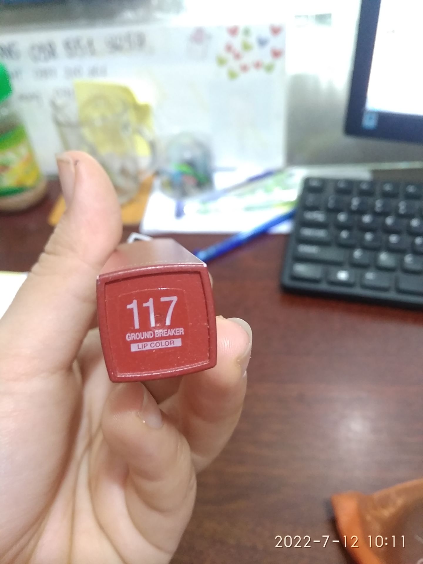 Dòng này thì siêu lì rồi, nhưng vẫn hạn chế chút là gặp đồ ăn dầu mỡ vẫn trôi nhanh. Mong Maybelline Việt Nam sẽ cập nhật thêm các tông màu nude nữa để thêm đa dạng.