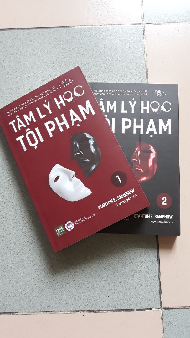 Mình mua bộ sách này vì thấy được quảng cáo rầm rộ quá, do đó mình cũng vô thức tin rằng đây sẽ là những cuốn sách rất hay. Nhưng buồn lắm. 
Xét về dịch thuật, Huy Nguyễn dịch cuốn sách này giống như đọc Google dịch vậy, câu văn rời rạc, tối nghĩa, không có sự liên kết với nhau. 
Xét về nội dung, bạn có thể để ý thấy E.Samenow thường ít phân tích vấn đề tâm lý của phạm nhân theo các học thuyết tâm lý (có thể là do năm 1980 vẫn chưa thịnh hành cái này), nhưng trên cơ bản khi bạn đã quen lý giải thông tin có hệ thống theo các học thuyết tâm lý thì bạn sẽ thấy cách nhìn vấn đề của E.Samenow có phần hơi phiến diện, chủ yếu dựa vào các vấn đề trong thực tế. Ý mình không bảo E.Samenow sai, nhưng để áp dụng nó trong thời đại Hệ thống như hiện nay thì những kiến thức này có hơi "cũ" và không còn hợp thời nữa. 
Nói chung, mình đã dừng lại khi đọc nửa cuốn 1. Mong rằng góp ý của mình có thể hữu ích cho mọi người.