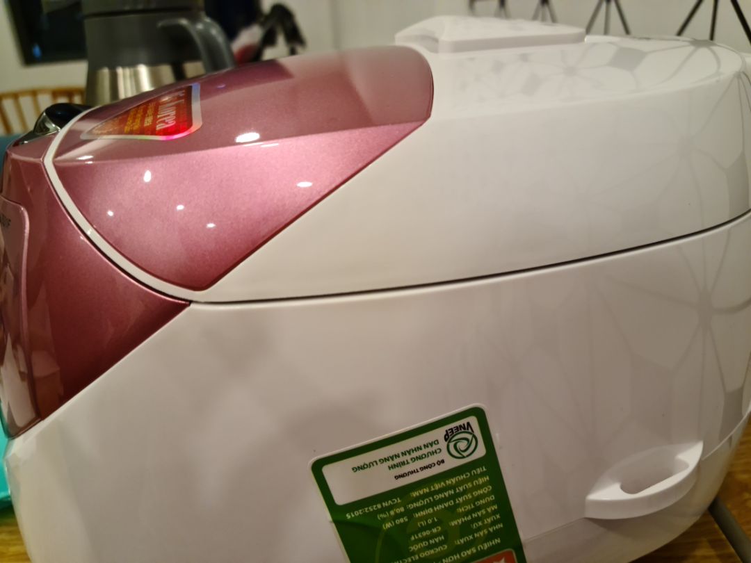 bình luận này đánh giá sau hơn 1 tháng sd. Lúc nhận hàng do ko quay video nhưng hộp nồi đã bị mở ra rồi. M nghĩ có thể bên bán kiểm tra trc khi giao nhưng sau tg sd mình quá thất vọng. nắp nồi không khít. Lúc nấu bay hơi nước đọng lại quanh nắp. Hộp đựng nước ko hứng hết nước bị chảy ra ngoài. so với nồi 500k thì dĩ nhiên cơm ngon nhưng so với giad 2 triệu thì ko xứng giá tiền. quá thất vọng với Tiki trading