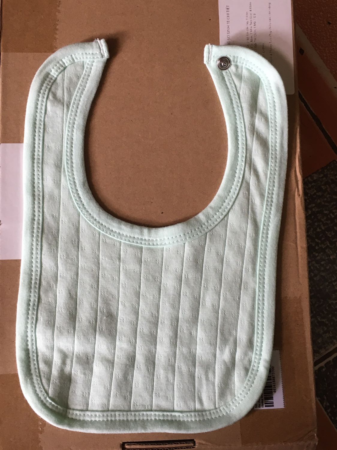 Nói chung vải đẹp nhưng yếm cúc bấm thì 1 bên có 1 bên không thì làm sao bấm lại được Nói chung vải đẹp nhưng yếm cúc bấm thì 1 bên có 1 bên không thì làm sao bấm lại được