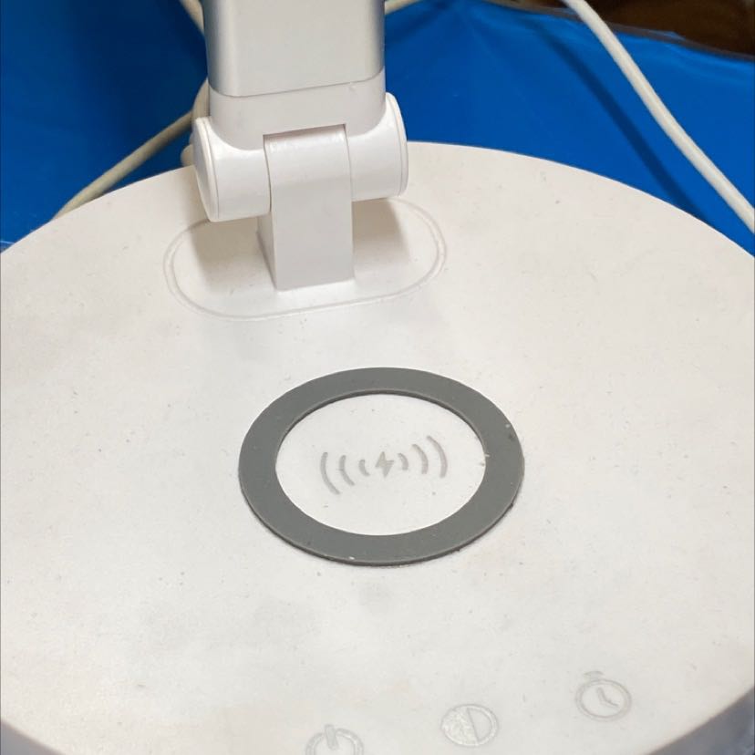 Đèn bàn học rất đẹp,ánh sáng tốt,sạc okee cho các điện thoại nhưng nà phải mua củ sạc trên 15w sẽ oke nhất