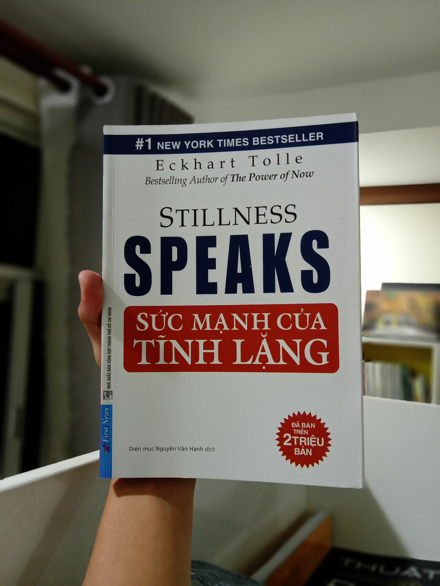 Cuốn sách là một bản chỉ dẫn, một lời nhắc nhở ta về bản chất chân thật của chính mình. Chúng ta không phải là thân xác, chúng ta không phải là những suy nghĩ, mà chúng ta vượt lên trên cả những khái niệm. Mỗi ngày, mỗi giờ, ta đều chưa thực sự sống. Đầu óc ta luôn bị các suy nghĩ dẫn dắt, hết chuyện này đến chuyện khác. Ta luôn nghĩ về quá khứ, rồi lo lắng đến tương lai. Mà những thứ đó vốn không có thật. Chính ngay giây phút hiện tại mà ta đang hiện hữu mới thật sự là thật. Hãy đọc quyển sách mà không hề suy nghĩ, chú tâm đọc không đưa các suy luận của ta vào, và ta sẽ kết nối với một không gian, một không gian vượt lên giới hạn của từ ngữ trong quyển sách.