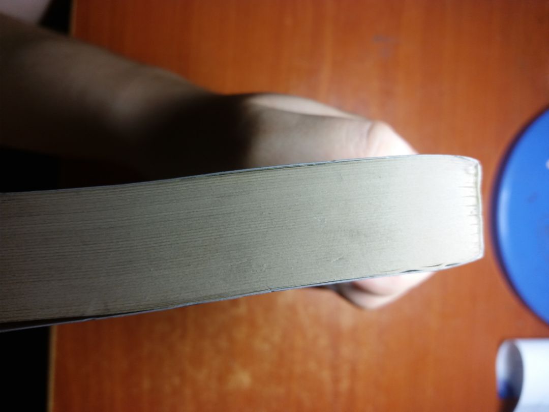 Nội dung mình không bàn. Về hình thức, chữ khá nhỏ, những trang sách phía sau dễ bung vì dán không chắc lắm. Khuyên nên đặt bọc sách vì bìa là giấy thường dễ rách và dính bẩn.