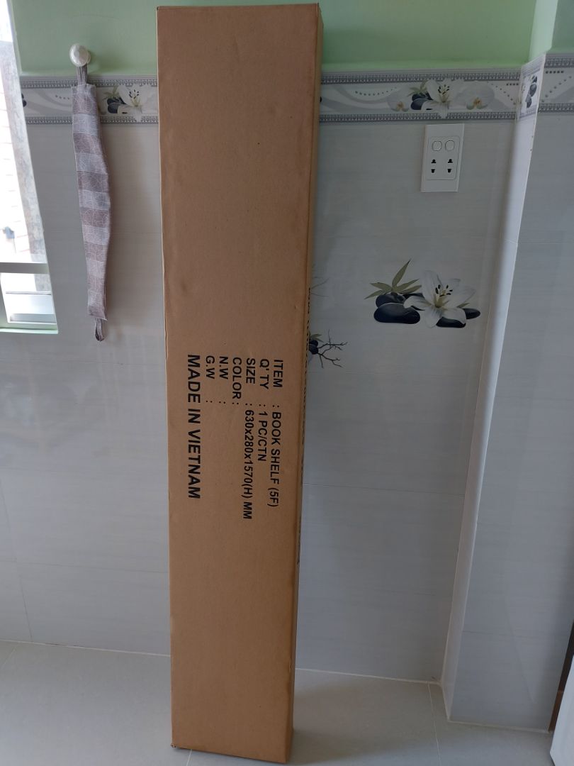 Sản phẩm được đóng gói cẩn thận. Màu gỗ đẹp. Những lỗ đục sẵn để bắt ốc khá chuẩn, vừa vặn, nên kệ lắp xong khá chắc chắn.