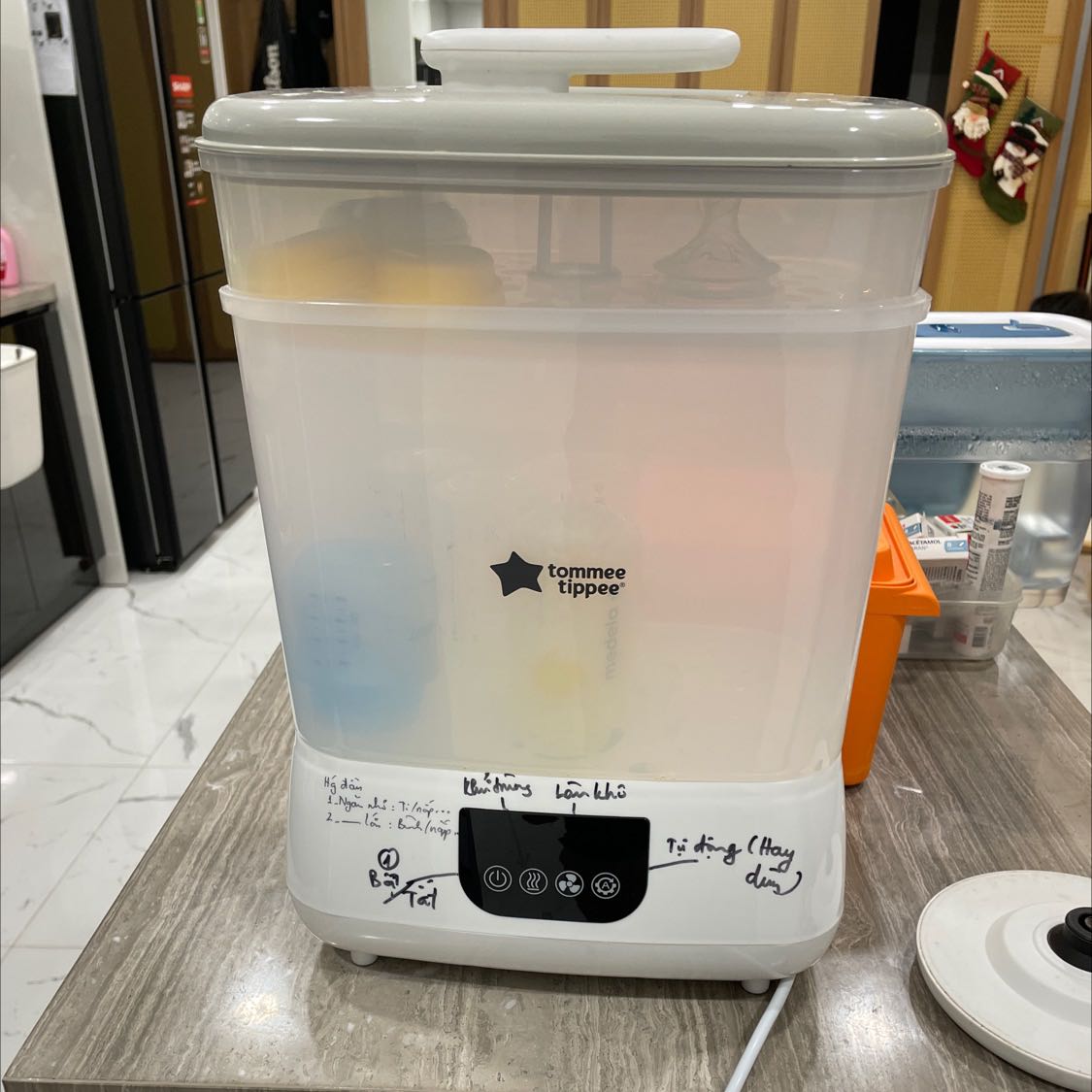 rất dễ dùng, tiện lợi, cả khử khuẩn lẫn sấy khá nhanh. tiết kiệm rất nhiều t/g cho mẹ bỉm sữa