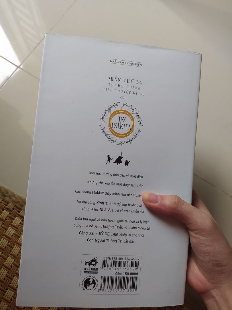 Sách rất cũ, bìa cong góc, dơ, đã vậy còn bị rạch rách một đường (cả bìa trong lẫn ngoài). Tay sách liên kết k chặt và lúc mình lật sách qua một lượt thì thấy có dấu hiệu như sách đã bị người khác đọc rồi. Vì mình mua bộ 3 cuốn, 2 cuốn khác rất mới, sách rất chặt, riêng cuốn này thì lỏng lẻo như bị mở ra đọc rồi ý