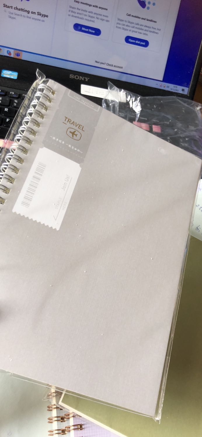 Mua vì đam mê thôi. Cứ mua cho nó tiện chứ chưa dùng. Bút nước viết có thấm nhưng ko quá nhoè nhé các b . Mua 20k 1 quyển gì đó