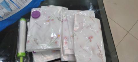 Shop đóng gói hàng cẩn thận, chắc chắn. Giá cả phải chăng. Túi đựng dày dặn, chắc chắn. Quần áo được hút chân không giúp tiết kiệm không gian. Chúc shop buôn may bán đắt.
Đối với sản phẩm này, mình góp ý shop làm thêm bộ sp có bơm máy nữa. Tôi nghĩ chắc sp này sẽ rất tốt, vì nhiều người quan tâm lắm á! Tôi đã mua mấy bộ để dùng dần và cho nhà chị gái thêm nữa. mỗi bộ có 8 túi, chia làm 3 loại, 3 loại tùy theo đồ đạc để cho vào, có thể áo khoác len, chăn, gối đều được, áo mỏng nữa, mình cho vào rồi hút chân không, xong cho vào vali thì hết sẩy, mang đi có mà kiện hành lý 7kg thành 20kg đấy. vì thế tiết kiệm không gian rất tối ưu. 
Mình đang tìm thêm bơm máy, khi nào shop có hàng nhớ alo hoặc nhắn tin cho tôi thêm, tôi có liên hệ theo thông tin trong thư ngỏ rồi!! vì đồ ở nhà hơi nhiều, nên hút bằng tay hơi lâu!!
Rất vui  shop nhé