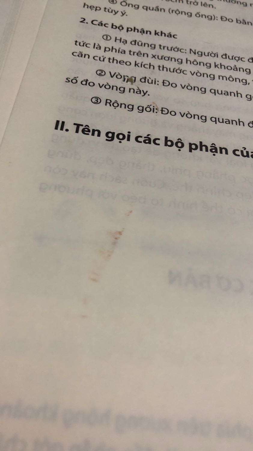 Bìa sách đẹp, tuy nhiên mới đọc vài trang đầu đã thấy giấy của sách bị thủng, có vết bẩn, khá thất vọng