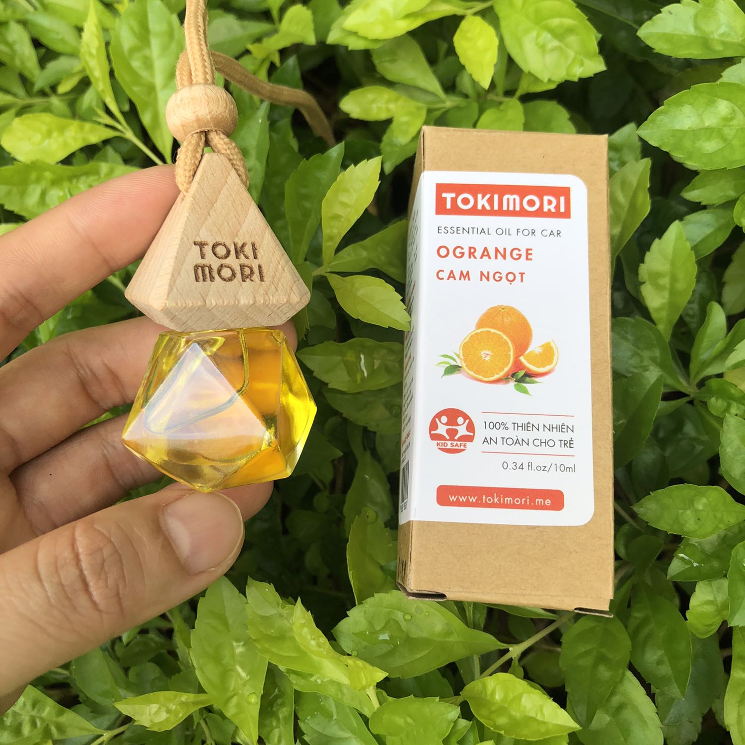 So cute essential oil !!!! Màu cam rất đẹp, kiểu. Dáng dễ thương. Mình thích treo mùi này trong tủ áo, mỗi khi mở tủ ra rất thơm, có thể bỏ trong vali, balo khử mùi ẩm lâu ngày cũng rất tốt. Hãng này làm chất lượng nè. Mình thích mùi này lắm, mua luôn 5 cái vừa xài vừa tặng cho mấy đứa em luôn.