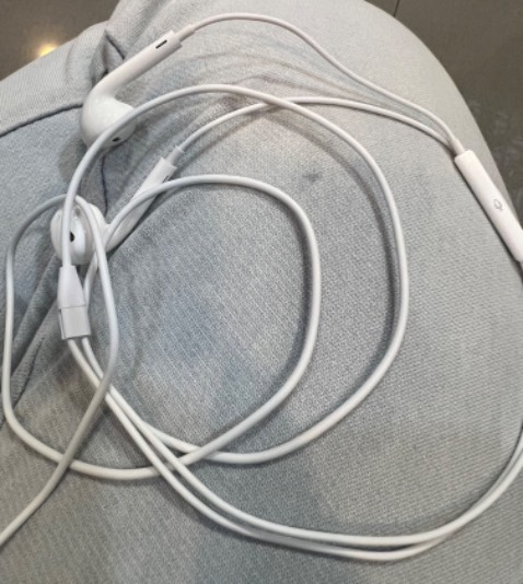 Hàng chính hãng, nguyên tem nguyên seal. Xài iphone thì nên xài dây phone chính hãng, mua mấy cái fake gần 200k nhưng chất lượng rất tệ. Khuyến cáo dùng hàng real, mắc hơn chút nhưng tiền nào của nấy.