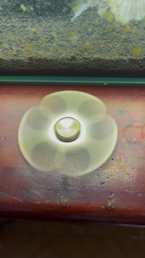 Thiết kế sang trọng, tuy nhiên vẫn còn thiếu chắc chắn hơn so với sản phẩm khác. Trục cần làm bằng nhựa chính là thiếu xót cho sự ko chắc chắn này.Dẫu vậy thì với giá thành cùng khả năng quay mượt mà nên tôi sẽ cho 5 sao. cám ơn shop vì con spinner rẻ mà xịn :33