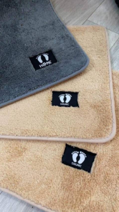 Thảm đẹp, dày dặn, lông nhiều, êm, mình nghĩ có khả năng thấm nước. Xứng đáng vs giá tiền ạ, nên mua nha., Thảm mình mua lần thứ 2 rồi. Mn nên mua ạ. Giao hàng nhanh. Nc là vs giá thì quá ok