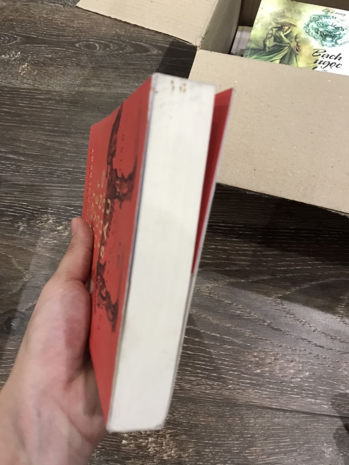 Mình đặt sách tối chủ nhật, sớm t2 là giao hàng. Ghi nhận vì mình đặt một lúc nhiều sách. Các quyển mới thì chất lượng từ tb đến tốt tuy nhiên riêng quyển “Đợt tuyệt chủng thứ 6” chất lượng rất tồi.
Tôi nghĩ tiki đã giao sách cũ cho tôi, sách cong, giấy cũ, có dấu hiệu ố vàng.
Đọc sách giấy khác ebook ở chỗ trải nghiệm lật dở từng trang sách, ngửi mùi giấy mới - tôi hoàn toàn ko có trải nghiệm này.
Đề nghị tiki đổi sách mới và cải thiện lại chất lượng quản lý hàng tồn kho