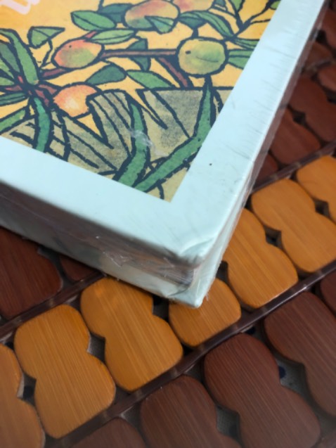 Đóng gói quá sơ sài, chỉ có mỗi cái hộp không với mấy sợi giấy, hình như thiếu mất cái bìa bên ngoài hay sao ấy, không có giới thiệu tác giả như cuốn tuổi thơ dữ dội mình mua, mùi giấy khá gay mũi, giấy màu trắng xanh chứ không ngà vàng giống mấy cuốn sách khác, sách có hình minh hoạ. Sách bị móp và hư nhiều chỗ, mình sửa mãi không được luôn. Nói chung mình không chim ưng tẹo nào