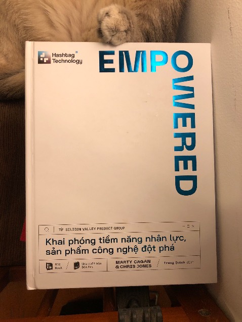 Mình chưa thấy có cuốn sách nào về nhân sự mà dành riêng cho lĩnh vực công nghệ cả nên cũng không có lựa chọn nào khác ngoài empowered. 

Cuốn này chi tiết về những kiến thức xoay quanh việc xây dựng team phát triển sản phẩm mạnh để có thể định hướng được hướng phát triển của công ty. Mấy bạn HR đọc cũng được, sách cũng đề cập đến một số cách để có thể tuyển dụng được nhân sự chất lượng và đặc biệt là phải phù hợp với đặc thù của tech start up.

Ai đang làm quản lý ở công ty công nghệ rất nên + cần đọc nhé (dù là leader của bất cứ bộ phận nào).