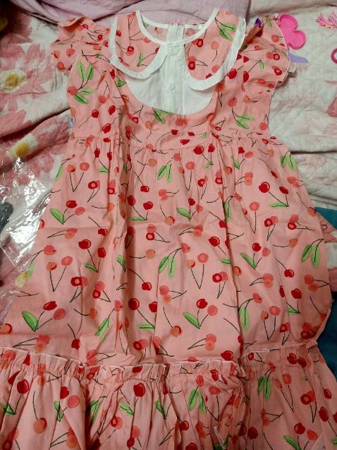 Vải mềm mịn, thân thiện với da trẻ em. Màu sắc đẹp. Con mình 5t, nặng hơn 20kg mình chọn size to nhất là mặc rộng rãi và vừa. Chọn váy theo đúng cân nặng sẽ bị ngắn