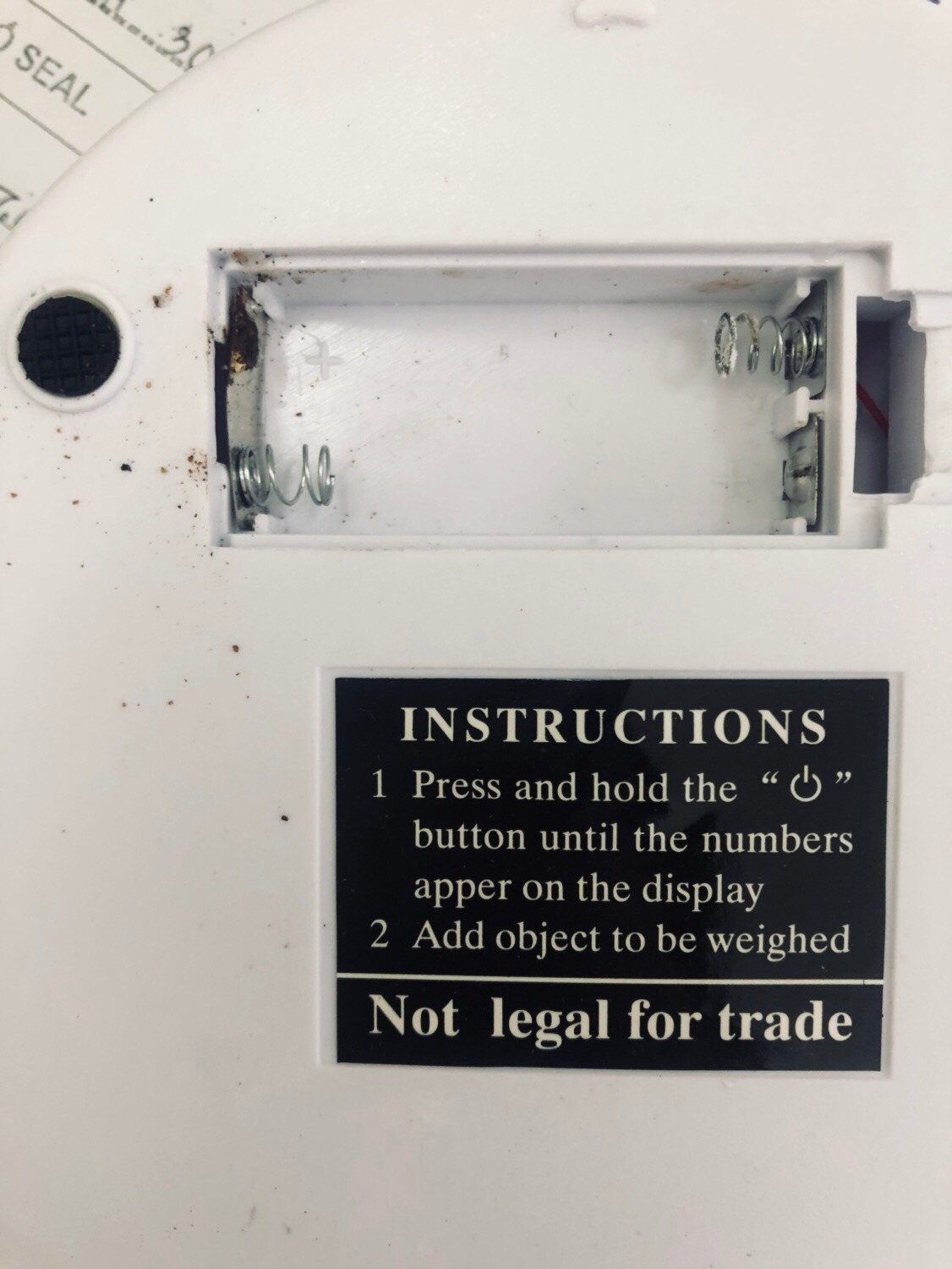 Cân mình nhận được đảm bảo đã qua sử dụng, cục pin được gắn sẵn gỉ sét hết, đầu gắn pin cũng gỉ sét, phần lò so thì bị ô xy hóa. nắp đậy phần gắn Pin không có, mà đầu gắn thì đã bị mẻ. TIKI dường như không kiểm tra hàng mà đã giao tới. Giờ cái cân cho mấy đứa cháu chơi đồ hàng thôi. Haizz