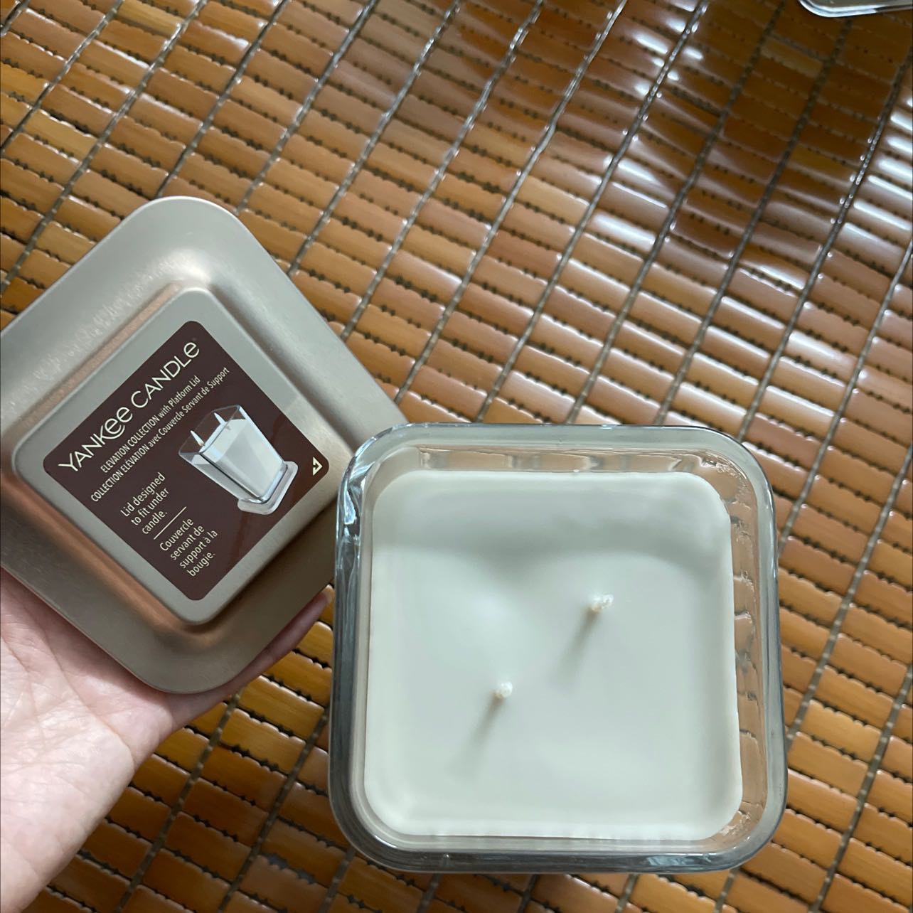 Nhận được nến zui quá. Đặt 3 mùi mùi nào cũng ưng. Mùi này ngọt ấm, sâu, sang chuẩn các tầng hương gỗ nhá. Cưng quá. Đóng gói thì siêu cẩn thận đi.