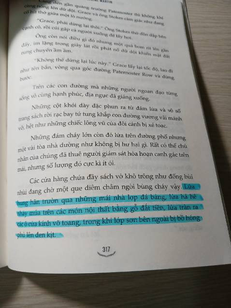 Dữ dội và đầy khốc liệt, nhuốm màu đau thương trộn lẫn sắc xanh tươi đẹp của London thân yêu, châu Âu thân yêu. Lối miêu tả rất đạt ở chỗ những trận không kích bom nổ đùng đùng hiện lên trong đầu mình, cuốn mình theo mạch tiểu thuyết như thể chính mình trong đó, chứng kiến tất cả bị thiêu rụi. Dù London bị bom thiêu rụi nhưng London vẫn đứng vững trường kỳ ở đó, tồn tại một cách nghị lực và phi thường dưới sự vun đắp của những con người phi thường như Grace, Viv, bà Weatherford cùng những người khác nữa. Nỗi đau khi chia ly trộn lẫn những giọt nước mắt khi thấy người mình xem như ruột thịt lần lượt từ giã cõi đời vì chiến tranh. Cá nhân mình thấy rất đáng đọc. Đặc biệt là cho những người yêu Sử, thích Sử như mình. Bạn nào muốn cải thiện lối hành văn cũng có thể tìm đọc thử. Vì cách diễn đạt khá đậm chất nhân hóa, ngay cả cách ngắt câu từng dấu chấm, dấu phẩy nếu bạn chịu khó để ý 1 tí khi đọc là sẽ thấy. Bìa đẹp, mình khá ưng.