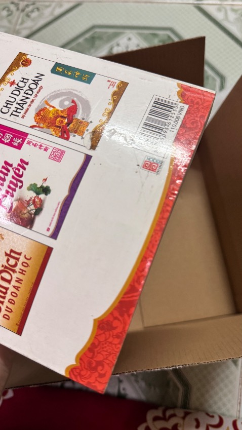 Mua sách mới mà giao quyển sách vừa bẩn vừa gãy góc, cũ. Voiw người đọc không quan tâm mấy vẻ ngoài thì còn tạm chấp nhận, với người yêu sách thì đây không chấp nhận được. Đánh giá 2 sao là để shop chú ý lại nếu bán sách cũ phải báo cho khách biết xem có đồng ý lấy hay không mới bán, chứ không phải bán rẻ hơn nơi khác rồi muốn giao gì giao.