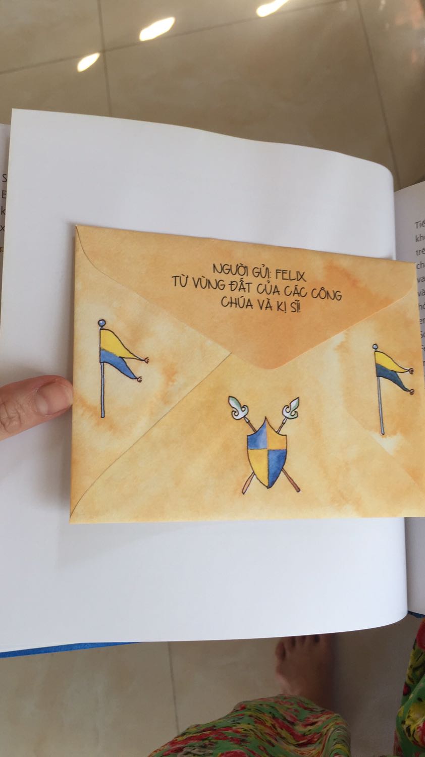 Truyện rất thú vị, những phong thư đáng yêu lắm! Thế mà Tiki giao sách cho mình bị mất 1 phong thư, làm bé nhà mình tiếc ngẩn ngơ!