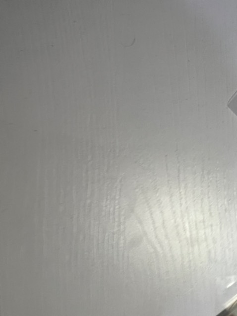 Bàn đẹp, ổn, nhưng mà mặt bàn vân gỗ chứ không phải trơn nha, với lại khi vận chuyển chỉ để trong hộp các tông thôi, không chống sốc kĩ lắm nên không tránh khỏi hư hại nha, như tróc sơn, hư góc bàn, hoặc xui nữa là lủng 1 lỗ như mình nha, cũng ko to lắm, nói chung cũng được, khá hài lòng🫶🏻