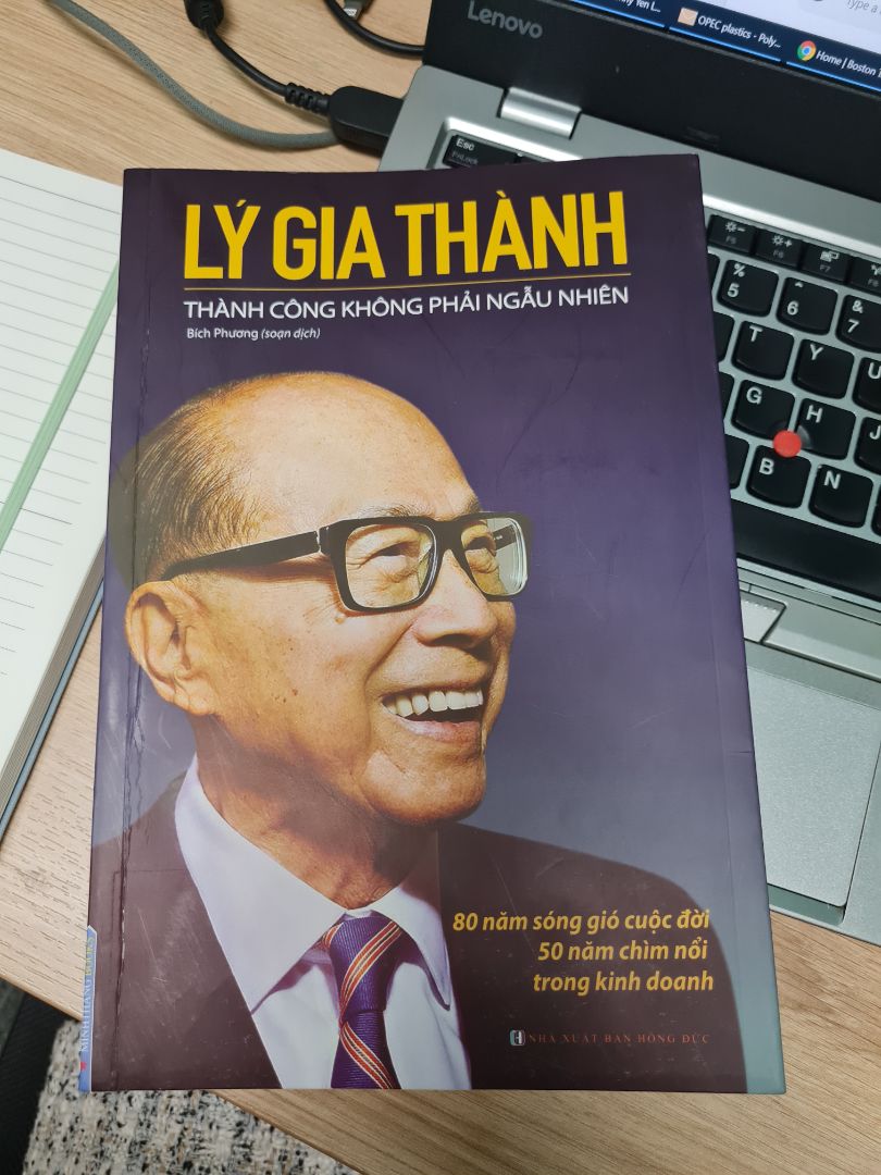 sách đẹp, giao nhanh, Tiki làm rất tốt. Đánh giá 5 sao.
mình tag 3 sao vì khổ sách to, chữ to, giãn dòng quá nên quyển sách bị to theo, mang đi bất tiện. mình thấy sách khổ to ntnay ko phù hợp với mình (ý kiến cá nhân)    
sách do người thứ 3 mô tả lại 1 vài câu chuyện cuộc đời của Lý Gia Thành, giọng văn cũng được.
