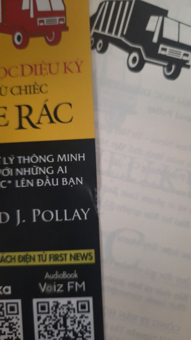 Tạm ổn, sách bị rách nhỏ và nhăn ở bìa và bookmark