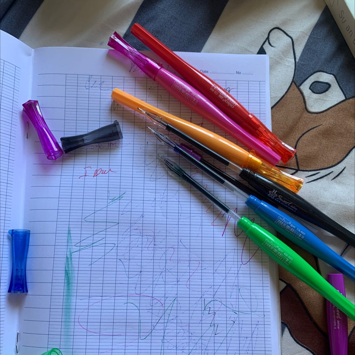 7 cây mà hết 3 cây k viết được k chảy mực, gói hàng k cẩn thận gỡ ra là viết nắp lăn lốc tứ tung