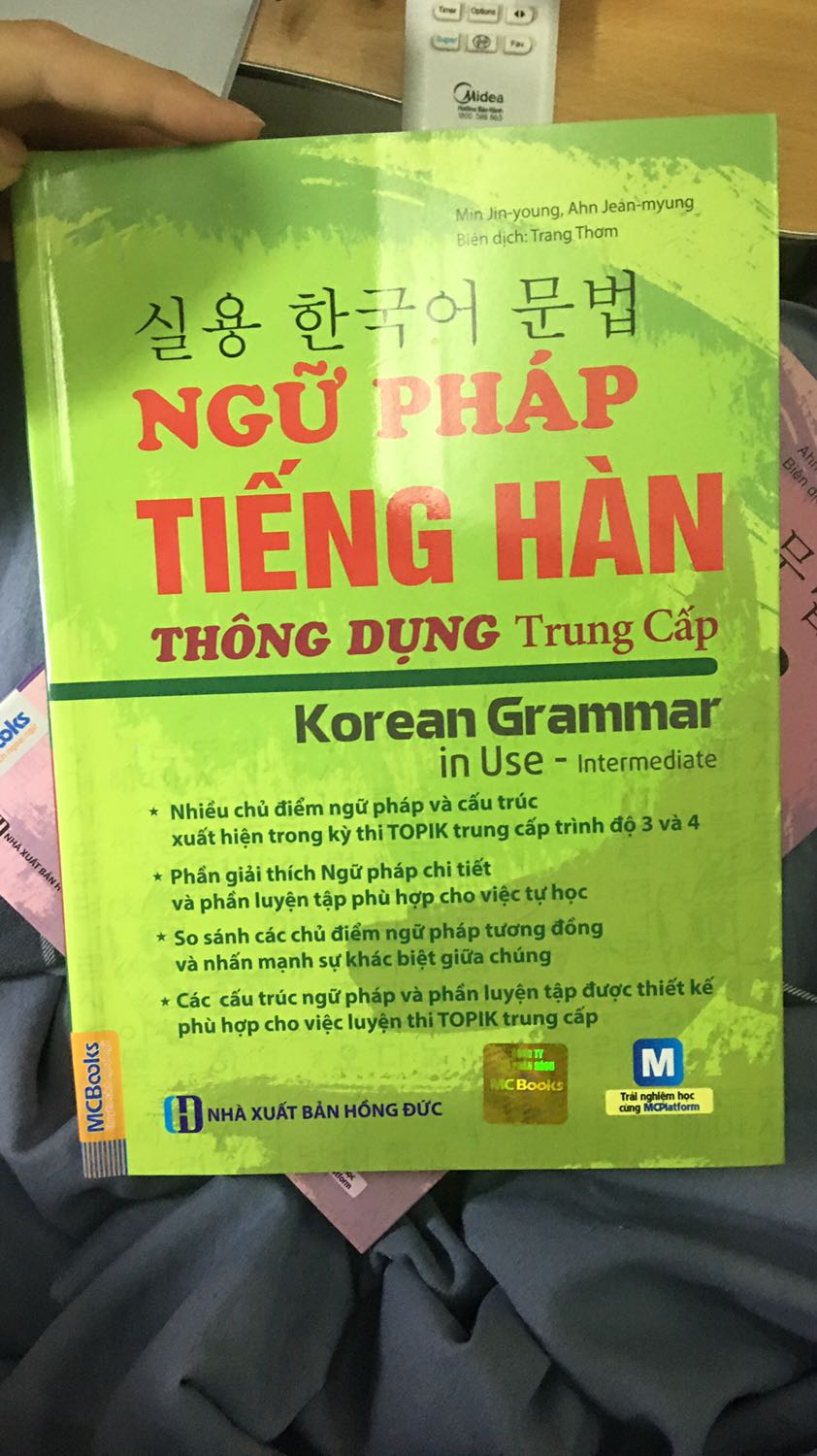 Quyển sách đang đẹp tự nhiên có vết keo ?
Mình săn sale giá chỉ còn gần 120k vì đc mã giảm giá ??