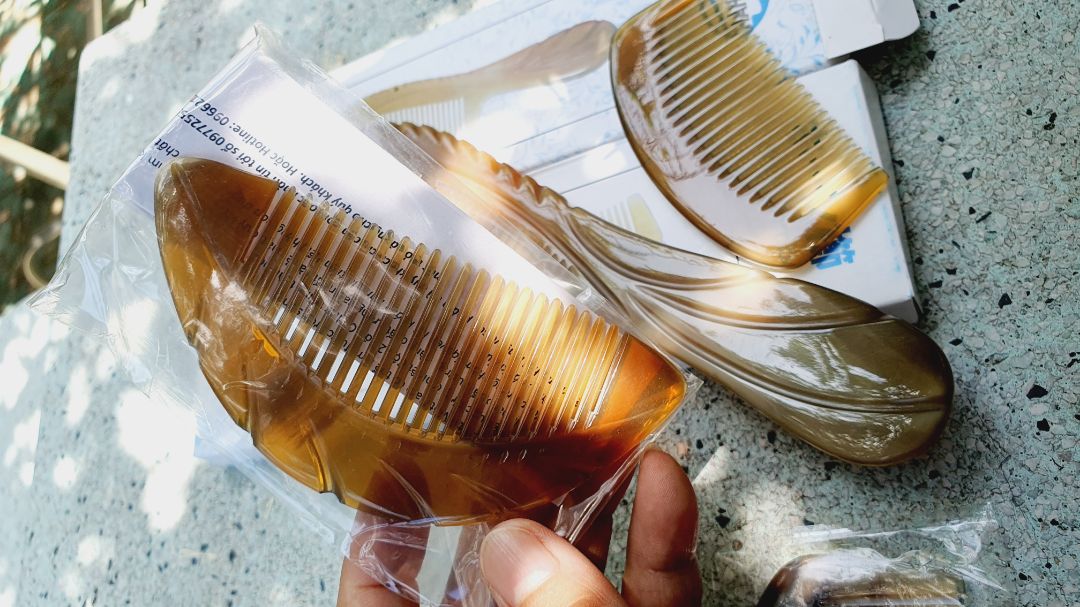 Sản phẩm chắc chắn, được làm tỉ mỉ, có tính thẩm mĩ; cầm lược chắc tay. Hài lòng. Hạn chế về mẩu giấy quảng cáo sản phẩm lại là giấy tận dụng, đã dùng 1 mặt, không chuyên nghiệp!