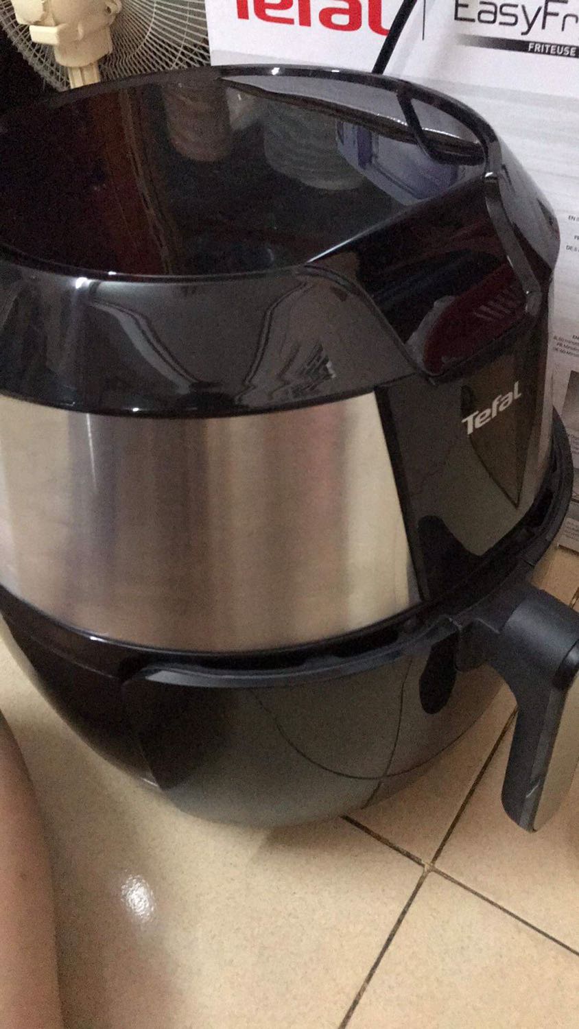 5 sao cho Tiki nha vì giao hàng siêu nhanh mặc dù dịch bệnh, đóng gói thì cẩn thận cực kì tới tận 2 thùng carton lận, giao hàng đủ kể cả quà tặng kèm. Nồi rất đẹp, không sứt mẻ và chống dính hiệu quả.
5 sao cho sản phẩm vì nướng đồ ăn rất là ngon, không dầu mỡ. Đã nướng thử khoai tây, cá viên chiên, thịt vịt và một số loại bánh. Khá là ổn áp nên trở đồ ăn thì sẽ ngon hơn!!!
P/s (sau sử dụng): Nồi vệ sinh dễ dàng, mọi người có thể dùng nước ấm và miếng rửa chén loại xốp để tránh trầy. Thiết kế của nồi còn có 4 chấu silicon nên cực kỳ yên tâm vì khó bị trầy. (Điểm mình rất thích là đây)