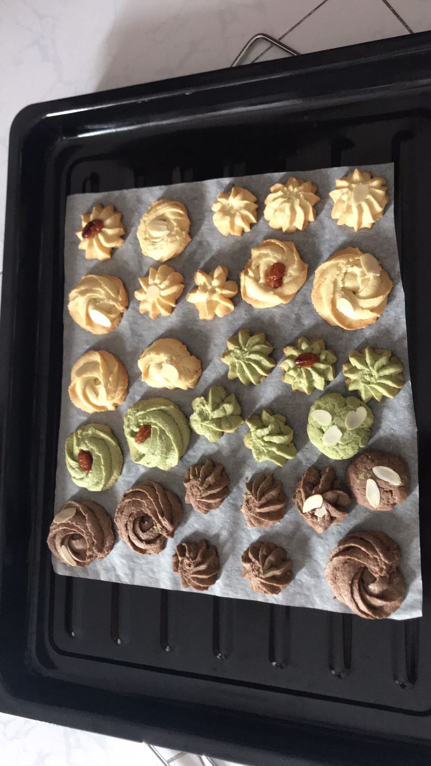 Lúc đầu mình rất phân vân chọn mua Tiki vì phản hồi lò móp méo, nhiễm điện.... Rất may lò giao cho mình không bị gì cả, giao nhanh, bạn giao hàng nhiệt tình nữa.
Riêng phần chênh lệch nhiệt thì hầu như lò nào cũng có, mình *** lò thấy không chênh bao nhiêu, khi nướng bánh mình canh bánh chứ ít khi canh lò nên kiểm soát được nhiệt độ.
Với mức giá này thì lựa chọn lò như vậy là OK rồi