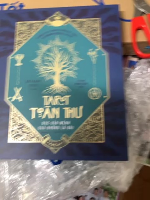 Trời ơi.......... sao mà giao nhanh quá vậy nè, quá nguy hỉm nha, tối đặt xong sáng ra còn chưa kịp ăn sáng đã coa sách rồi. Bìa cứng rất đẹp, ôi yêu quá đi