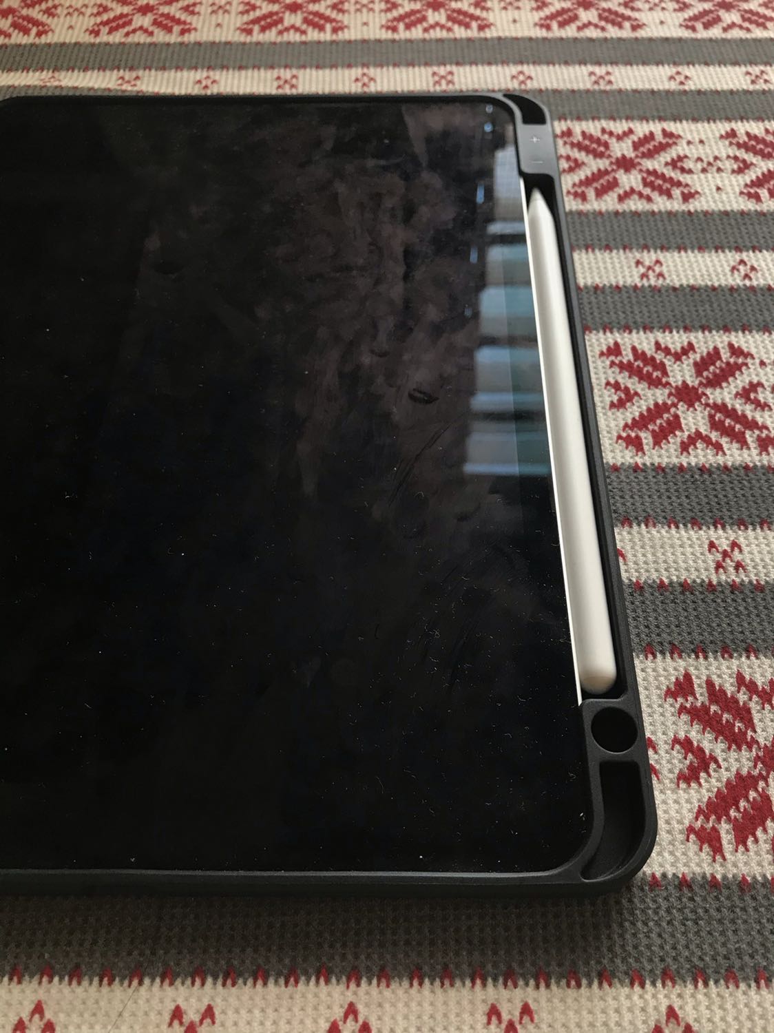 Ốp vừa vặn, dễ gắn máy vào, ngăn bút để bút tiện lợi, nút cứng ấn bình thường. Giao hàng sớm hơn dự kiến