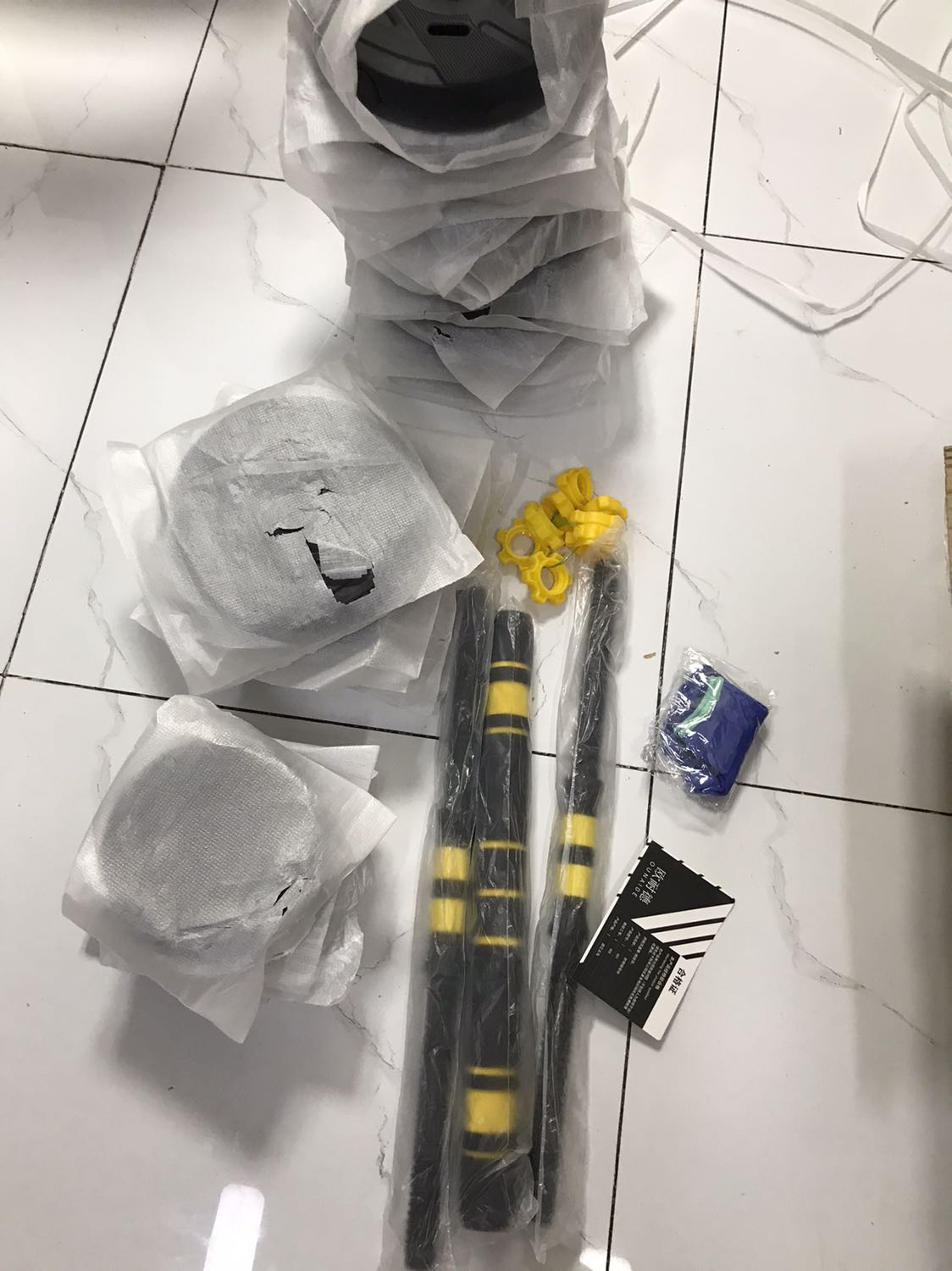 Tiki giao trễ, nhưng có gửi *** thông báo.
Hàng đóng gói 2 lớp cẩn thận, bánh tạ bọc từng cái luôn, rất ok. Tạ và đòn bọc rất êm, cầm thích tay.
Trong thùng có tặng kèm 1 bộ bao tay.
Mình mua ghế tập đa năng trên tiki luôn, vậy là đủ bộ luyện tập tại nhà mùa dịch.